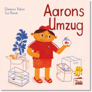 Cover des Buches "Aarons Umzug". Auf dem Bild ist Aaron zu sehen, wie er zwischen Umzugkartons steht.