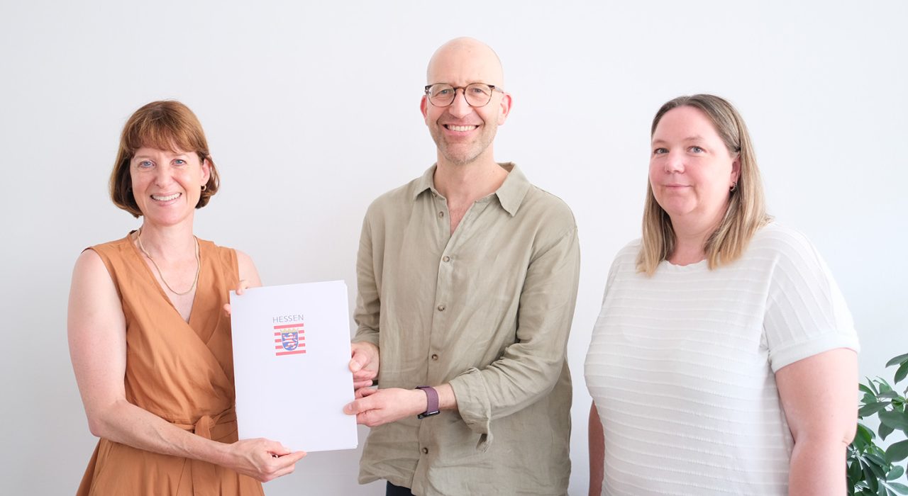 &Uuml;bergabe F&ouml;rdermittelbescheid M&auml;nnerschutzwohnung Foto: Hessisches-Ministerium f&uuml;r Arbeit-Integration, Jugend und Soziales